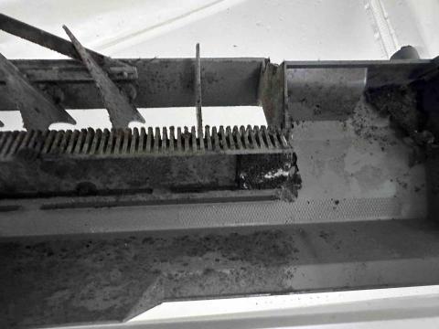 一全企業社 - 日立冷氣水盤髒污