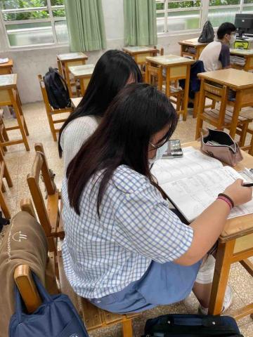 李芳瑜 - 至三峽國中進行課業輔導