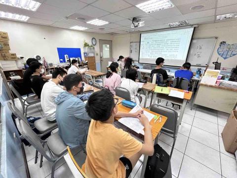 江馥妤 - 補習班搭配雲端教學老師在一旁補充要點