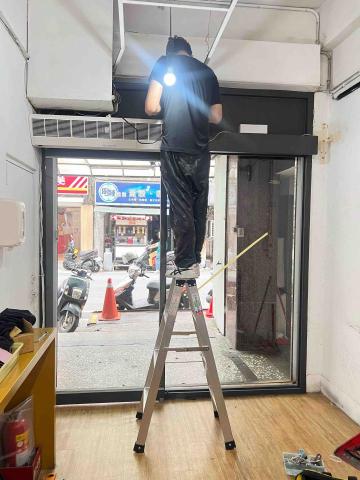 鼎堅工業 - 霧面鐵灰固定框/空氣門安裝/連動自動門