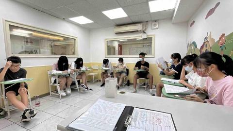 江馥妤 - 陪伴小孩們寫考卷及檢討