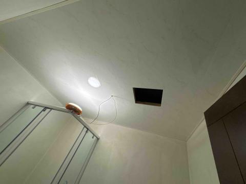 林廷廷 - 廁所安裝天花板