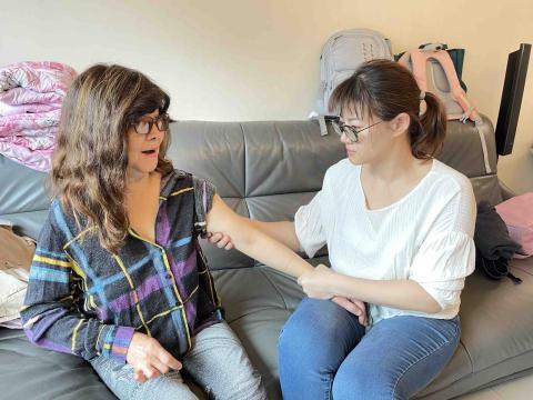 Farah菲拉彩妝芳療工作室 - 芳香照護長者服務