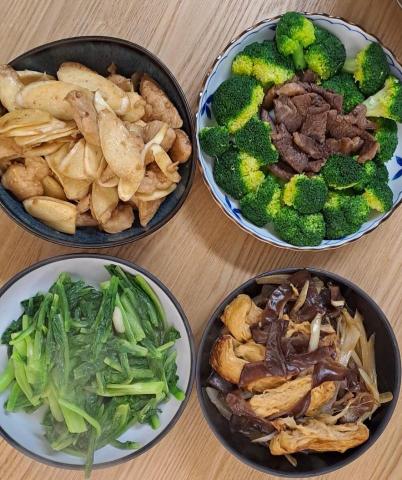 徐錫娟 - 雞里肌炒茭白筍，煎牛小排花椰菜，洋蔥黑木耳炒豆皮，蒜炒A菜