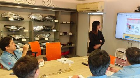 巨匠英文講師 Connie（高雄） - 教商用英文課