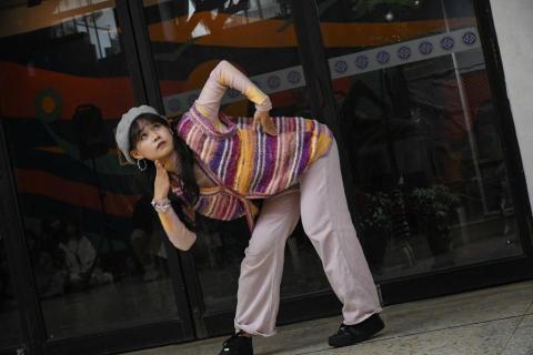 黑花(兒童街舞、肢體開發、 Popping、MV舞、成人街舞 - Solo