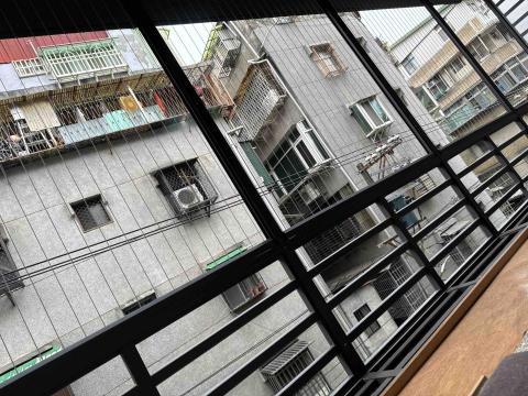 林廷廷 -  陽台安裝鋁窗