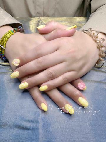 Ling Meng Li - 黃色繪花