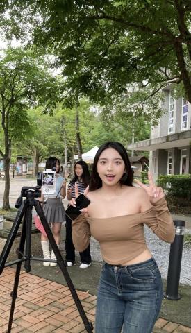 曾子芯 - 拍攝街訪頻道短影音工作照（攝於國立政治大學）