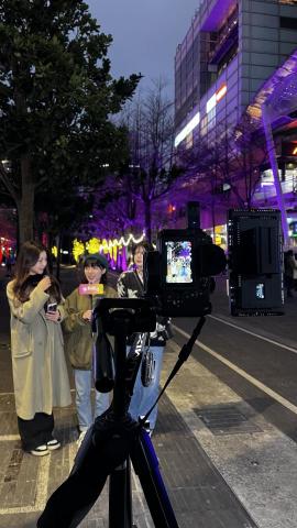 曾子芯 - 拍攝街訪頻道短影音側拍照（攝於信義商圈）
