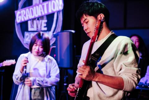 LeoClapton 張擴之 - 附一張以前和樂團表演時的照騙～