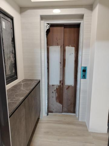 橙木空間規劃 - 合法增建電梯及電梯外設計的懸空系統置物櫃