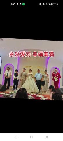 婚禮活動尾牙各式活動主持人毛麗人 - 主持人同時也是牧師，斜槓人生，為新人親朋好友們祝福祈禱，為婚宴祝福。