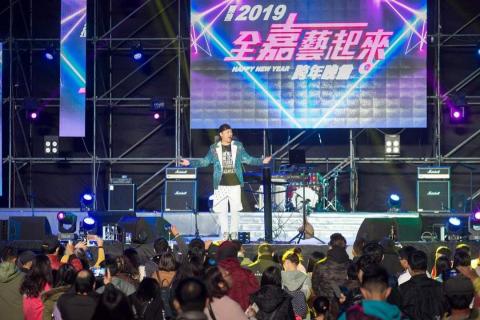 超電力演藝 - 跨年晚會-一人大樂團,應該很難看到有一人組,上跨年演唱會大台,可見功力與效果........ 超電力演藝 - 跨年晚會-一人大樂團,應該很難看到有一人組,上跨年演唱會大台,可見功力與效果........