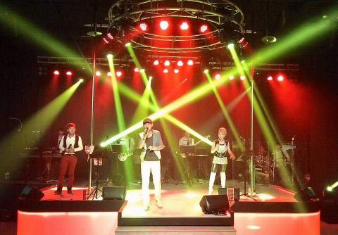 超電力演藝 - 擔任台灣最大的演藝場子的-CEO.也擔任歌手主持。
 超電力演藝 - 擔任台灣最大的演藝場子的-CEO.也擔任歌手主持。