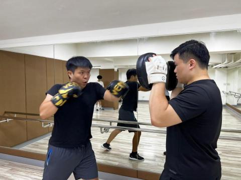 拳擊教練 冠廷 - 在社團為社員們拿靶練習