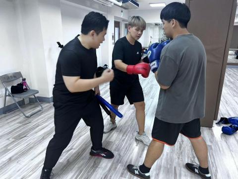 拳擊教練 冠廷 - 在東吳拳擊社進行技術指導