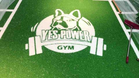 李緯詳 - 健身房logo草皮刻畫