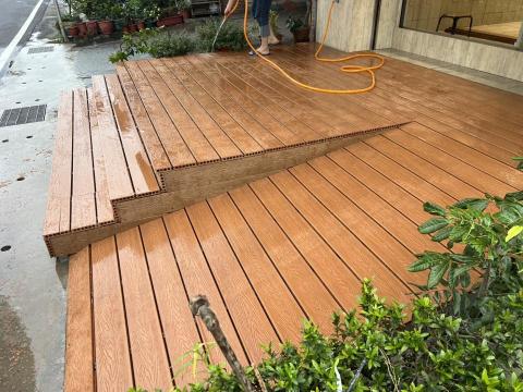 塑木專家-Kai - 營業店面戶外平台斜坡施作
不銹鋼骨架搭配塑木空心材