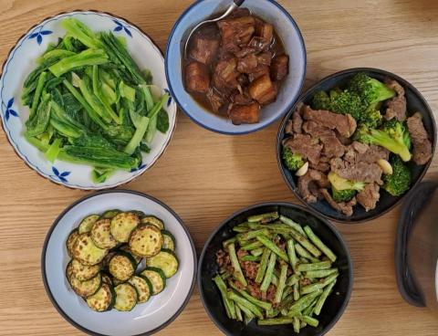 徐錫娟 - 煎櫛瓜，幹扁四季豆，牛小排花椰菜，滷五花肉，蒜炒A菜