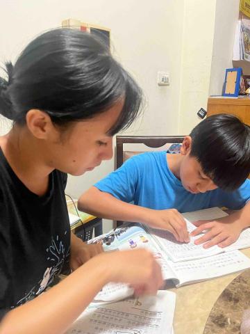 林皮語涵 - 協助國小四年級學生寫作業