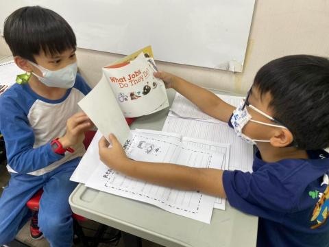 謝昕穎 - 協助完成Book report