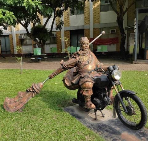 1噸3掀背貨車 - 東方設計大學(物流載運)