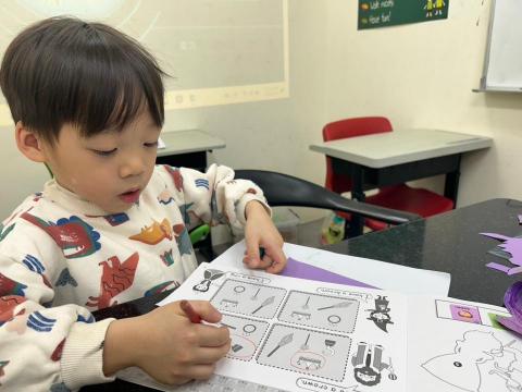 謝昕穎 - 對於幼小的孩子可以用圈畫代替寫字的過程加上圖片引導