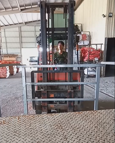 1噸3掀背貨車 - 堆高機操作中