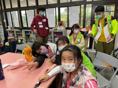 游以筠 - 能熟練照顧國小生