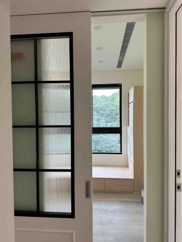 信實木工/室內裝修 - 木柵全新成屋全室裝潢：書房/木作拉門噴漆崁細鋁框長虹玻璃