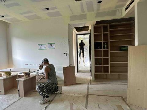 信實木工/室內裝修 - 木柵新成屋全室裝潢：油漆施工中