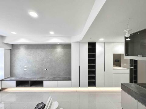 信實木工/室內裝修 - 全室設計裝潢/五股新成屋：客廳電視櫃/玄關櫃經典黑白配色/斯曼特漆電視牆