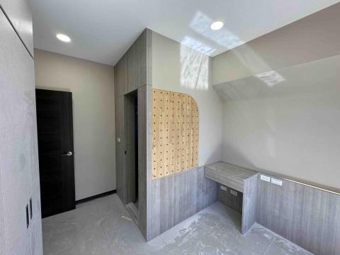 信實木工/室內裝修 - 五股全室裝潢/新成屋：主臥浴室做隱藏門牆面/洞洞板/書桌/床頭板木作一體成型