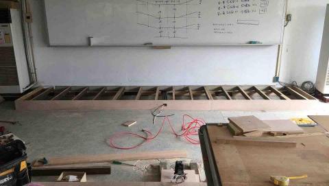 信實木工/室內裝修 - 台大進修推廣部：階梯教室木作工程