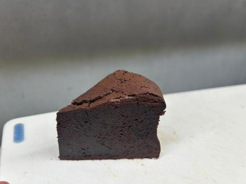 Yan Jin - 超濃郁巧克力蛋糕
難度 2星
學習內容
1.蛋白打發技巧
2.麵糊翻拌技巧