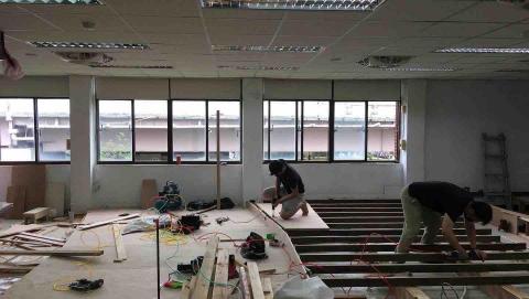 信實木工/室內裝修 - 台大進修推廣部：階梯教室木作工程