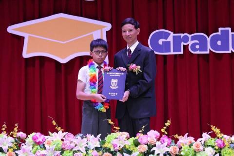 鄭宇豐 - 畢業於康乃薾雙語中小學，從小在雙語環境下長大