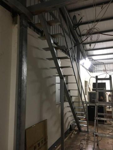 林師傅 - 龍骨梯隔層