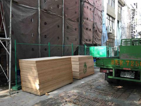 信實木工/室內裝修 - 台大進修推廣部：階梯教室木作工程