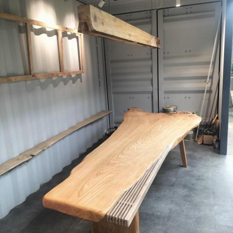 達佑裝修 - 私人貨櫃屋餐廳裡實木吊燈，實木桌板，完成照片