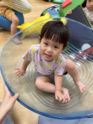 郭太芯 - 在托嬰中心和小朋友們一起玩遊戲時