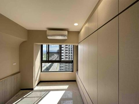 信實木工/室內裝修 - 五股全室裝潢/新成屋：主臥衣櫃/床頭板/床上方弧形木作化解床頭壓樑