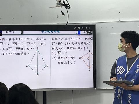 Henry Huang - 現任補習班國三數學理化輔導老師，現在家教學生有：一位國一數學、一位國二數學、兩位國二理化、高一數學老師。學生的學校段考成績皆維持80～90，有一位學生多次校排前10名。