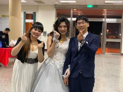 銅話樂章婚禮活動企劃行銷 - 與新人合影