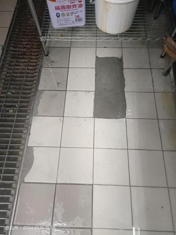 唯舜居家水電 - 營業場所廚房磁磚破裂，補水泥