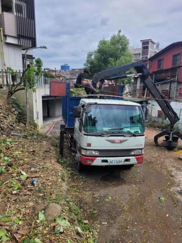 于森園藝企業社 （林先生） - 夾子車清運中