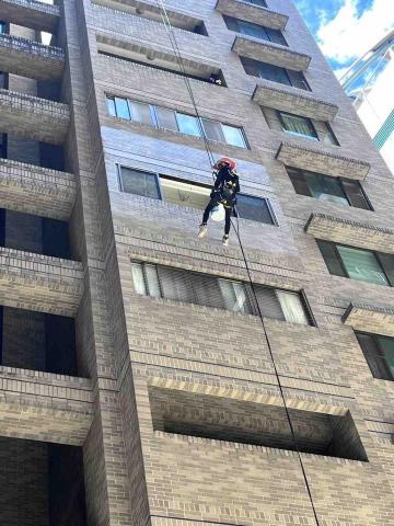 台灣外牆蜘蛛人 - 新設窗框漏水，我司受任前往止漏