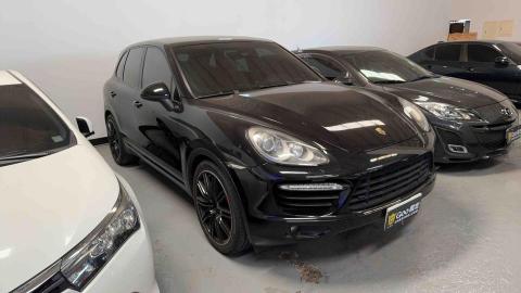 Dx鼎鑫國際 (Dx鼎鑫國際汽車) - 2011年 Porsche Cayenne Turbo

保證實車實圖
開價不等於成交價
買賣一時 朋友一世

價格 : 750000
里程 : 115000

Cayenne Turbo 的造形線條動感且修長，內裝藉著精細設計與裝飾性零件運用，顯得非常高級。所套用的雙渦輪4.8L V8擁有高達500hp、71.4kgm的動力輸出，雖說Cayenne Turbo的車身重量超過兩噸，但仍能在4.7秒完成0～100km/h加速，是當初市場上少見的高性能SUV!

引擎：4.8LV型八缸／雙渦輪增壓
動力:50