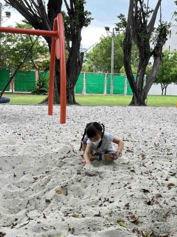 施則羽 - 和伴讀妹妹一起玩沙